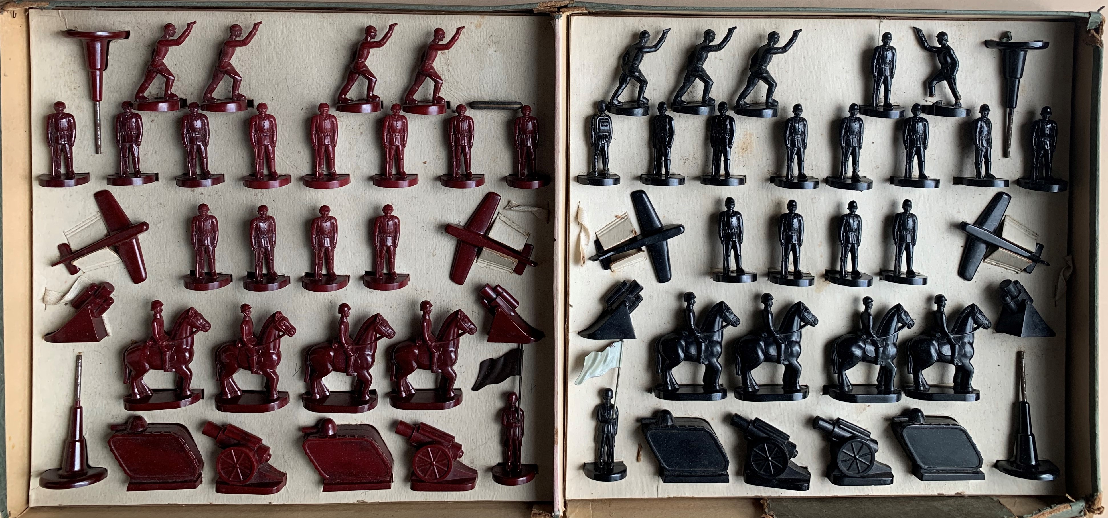 Bakelite playing pieces from Friegur inside the box